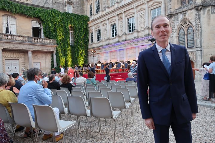 Éric Desnoues, directeur des Nuits musicales d'Uzès, dans la Cour du Duché à Uzès (Gard), le 21 juillet 2021 (Laurence Houot / FRANCEINFO CULTURE)