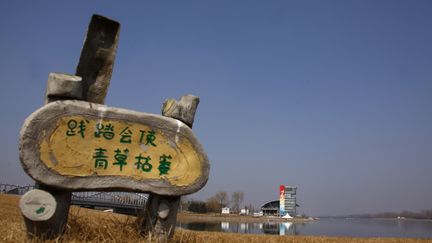 Une pancarte "Défense de marcher sur la pelouse" marque l’entrée d’un lieu de compétition qui avait été utilisé pendant les Jeux olympiques de Pékin en 2008 et qui reste aujourd’hui inutilisé.  (DAVID GRAY / REUTERS)