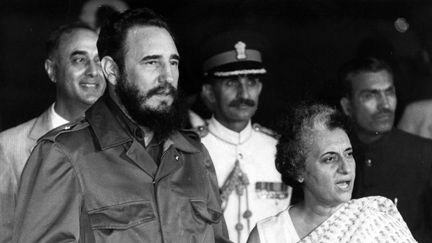 Fidel Castro avec la Première ministre indienne Indira Gandhi en 1976. L'Inde était réputée proche de l'URSS et avait symbolisé un temps les pays non-alignés. (OAH / AFP)