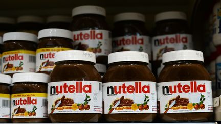 Des pots de Nutella dans un supermarché en Irak, le 17 octobre 2016. (JENS KALAENE / DPA / AFP)