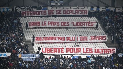 Les supporters de l'Olympique de Marseille ont déployé une banderole pour protester contre les interdictions de déplacement, lors de la réception de Lyon, le 6 décembre 2023. (CHRISTOPHE SIMON / AFP)