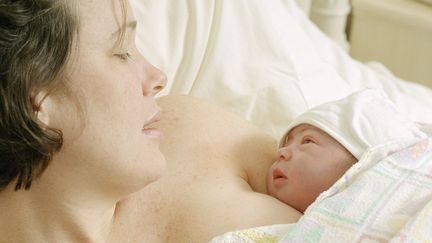 Un nourrisson qui dort dans le lit de ses parents a un risque cinq fois plus &eacute;lev&eacute; de mort subite, selon une &eacute;tude britannique publi&eacute;e le 20 mai 2013. (ANDERSEN ROSS / BRAND X / AFP)