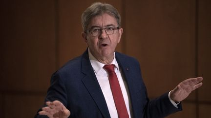 Jean-Luc Mélenchon prend la parole après sa rencontre avec le président mexicain Andres Manuel Lopez Obrador, à Mexico, le 14 juillet 2022. (PEDRO PARDO / AFP)