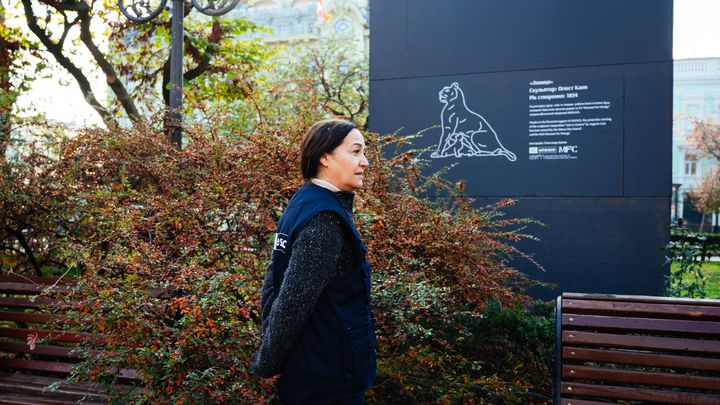 Une photo non datée de Chiara Dezzi Bardeschi, représentante de l'Unesco en Ukraine, devant une statue protégée des bombardements à Odessa. (UNESCO / IVAN STRAHOV)