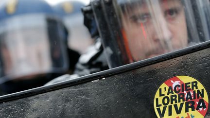 Un CRS est mobilis&eacute; lors de la manifestation des employ&eacute;s d'Arcelor Mittal devant le Parlement europ&eacute;en &agrave; Strasbourg (Bas-Rhin), le 6 f&eacute;vrier 2013. (CHRISTIAN HARTMANN / REUTERS)