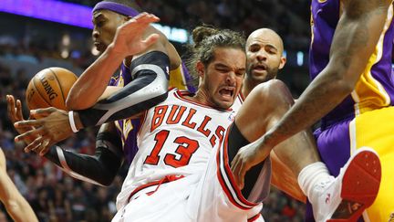 Le pivot des Bulls de Chicago, Joakim Noah &agrave; la lutte pour le ballon lors d'un match face aux Lakers de Los Angeles &agrave; Chicago (Illinois), le 21 janvier 2013. (JEFF HAYNES / REUTERS)