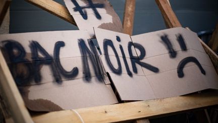 Une affiche fabriquée par des élèves du lycée Montesquieu, à Bordeaux, le 5 mai 2021.&nbsp; (STEPHANE DUPRAT / HANS LUCAS / AFP)