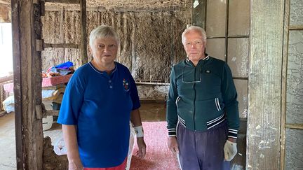 Mykhaylo, 74 ans, et sa femme bricolent dans l'espoir de pouvoir de nouveau habiter leur maison familiale à Kherson. (BORIS LOUMAGNE / RADIO FRANCE)