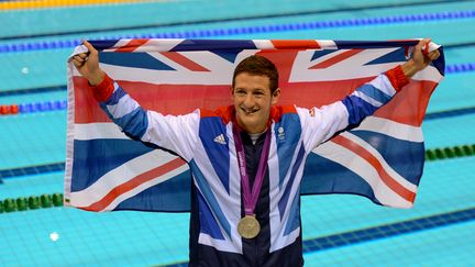 Le nageur Michael Jamieson, second du 200 m brasse, f&ecirc;te sa m&eacute;daille d'argent au bord du bassin olympique, le 1er ao&ucirc;t.&nbsp; (ALEXANDER VILF / RIA NOVOSTI / AFP)