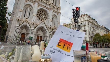 Depuis l'attaque au couteau, les Niçois déposent des fleurs en hommage aux victimes de l'attentat commis&nbsp;à la basilique Notre-Dame de l'Assomption.&nbsp; (ROLAND MACRI / MAXPPP)