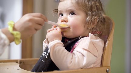 Une chaise haute pour un bébé en train de manger. (ANNE-SOPHIE BOST / MAXPPP)