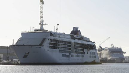 L'Europa 2 et le MSC Prezosia, en construction au chantier naval STX de Saint-Nazaire (Loire-Atlantique), le 5 d&eacute;cembre 2012. (FRANK DUBRAY / MAXPPP)