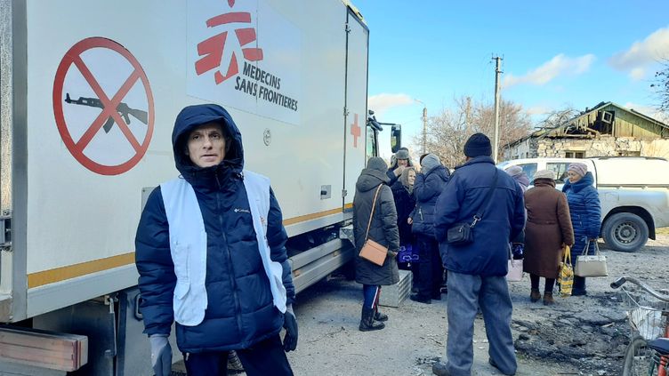 Anatoly, jefe de este equipo móvil en Donbass, se para frente al camión de Médicos Sin Fronteras.  (AGATHE MAHUET / RADIO FRANCIA)