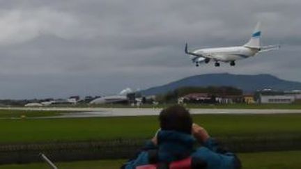 Le pilote a remis les gaz après que l'une des ailes de son appareil ballotté par les rafales de vent a failli toucher le tarmac.