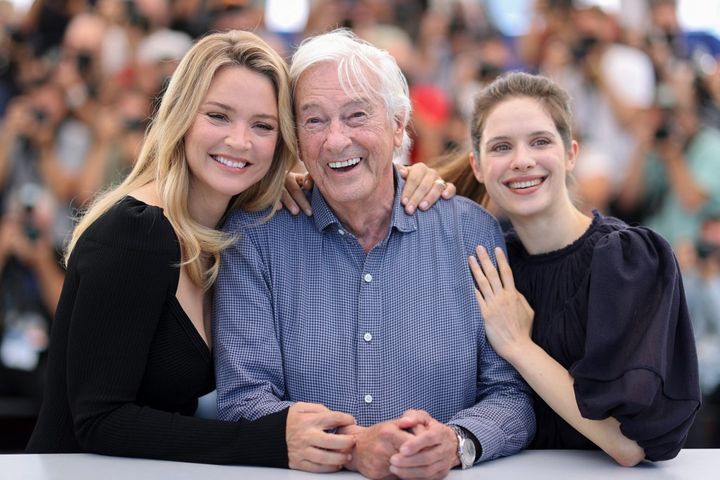 L'actrice belge Virginie Efira, le réalisateur néerlandais Paul Verhoeven et la comédienne belgo-grecque Daphne Patakia pour la présentation de "Benedetta" à Cannes, le 10 juillet 2021. (VALERY HACHE / AFP)