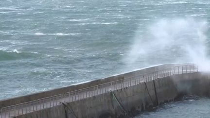 Ce samedi 7 décembre, une alerte météo a été déclenchée. La tempête Darragh venue d'Angleterre débarque sur la France. Onze départements sont placés en vigilance orange pour vent violent, à cela s'ajoutent en fin de journée quatre départements du Sud-Ouest pour neige verglas. (France 2)