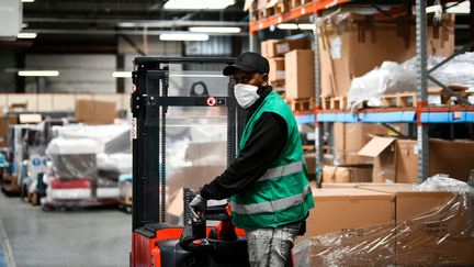 Un salarié reprend le travail dans son entreprise de chaises de bureau après le confinement. (PIERRE DESTRADE / MAXPPP)