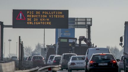 Des voitures circulant sur le périphérique lillois, le 8 décembre 2016. (PHILIPPE HUGUEN / AFP)