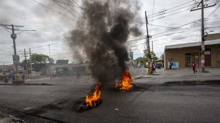 Un carrefour de Port-au-Prince lors d'affrontements entre policiers et militaires le 24 février 2020 (ESTAILOVE ST-VAL / AFP)