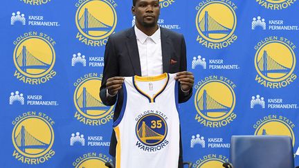 Kevin Durant lors de sa présentation à la presse à son arrivée à Golden State (THEARON W. HENDERSON / GETTY IMAGES NORTH AMERICA)