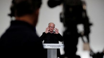 Alain Fischer, président du Conseil d'orientation de la stratégie vaccinale, le 3 décembre 2020, à Paris. (BENOIT TESSIER / AFP)