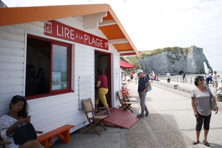 Une bibliothèque de plage pour se ravitailler en livre.
 (CHARLY TRIBALLEAU / AFP)