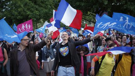 Des militants de la Manif pour tous, le 16 juin 2013 devant la cha&icirc;ne M6, &agrave; Neuilly-sur-Seine (Hauts-de-Seine). (THOMAS COEX / AFP)