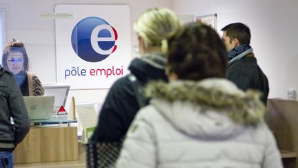 Des personnes attendent dans une agence Pôle emploi de Gap (Hautes-Alpes), le 9 février 2023. (THIBAUT DURAND / HANS LUCAS / AFP)