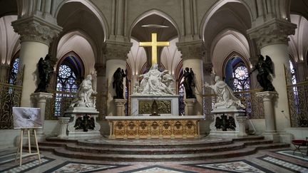 L'intérieur de la cathédrale Notre-Dame, le 29 novembre 2024. Au fond du cœur, l'autel, sa descente de croix et la mise aux tombeaux entourées de statues agenouillées de Louis XIII et de Louis XIV nettoyés, cinq ans après l'incendie. (CHRISTOPHE PETIT TESSON / POOL / AFP)