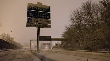 Un tronçon désert de la N118 en Ile-de-France après les fortes chutes de neige du 7 février 2018. (SAMUEL BOIVIN / AFP)