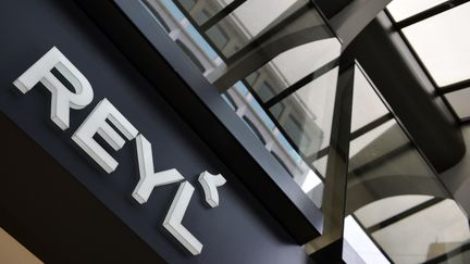 L'entr&eacute;e de la banque Reyl &agrave; Gen&egrave;ve (Suisse), le 8 avril 2013. (FABRICE COFFRINI / AFP)