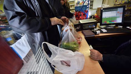 &nbsp; (Les sacs plastique interdits en caisse à partir du 1er juillet 2016  © MaxPPP)