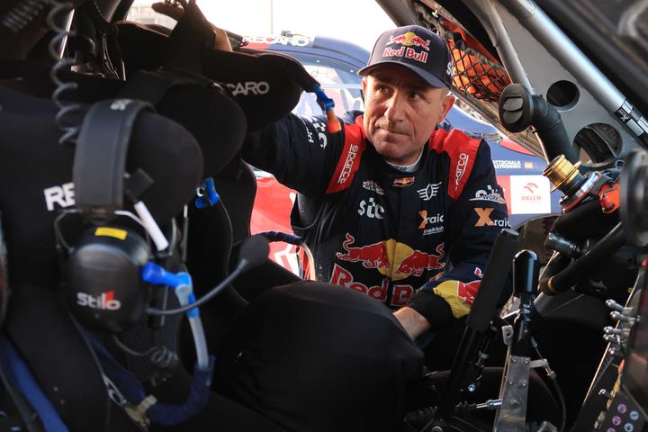 Le pilote Stéphane Peterhansel&nbsp; sur la route du Dakar, en Arabie saoudite, le 10 janvier 2021. (BENJAMIN THUAU / RADIO FRANCE)