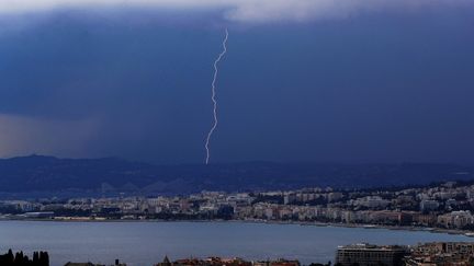 Un éclair au-dessus de Nice (Alpes-Maritimes), le 6 septembre 2018. (VALERY HACHE / AFP)