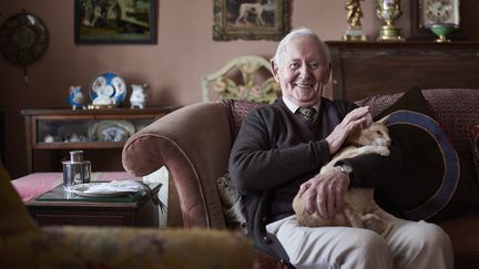 Vieux monsieur content d'être chez lui, avec son chat. (JAMIE GARBUTT / STONE SUB / GETTY IMAGES)