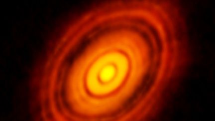 L'&eacute;toile HL Tauri et son syst&egrave;me plan&eacute;taire naissant, photographi&eacute; par l'observatoire Alma, au Chili.&nbsp; (CORTESÍA / NOTIMEX)