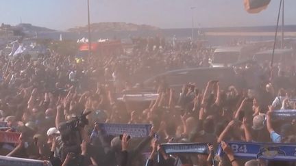 Vendredi 8 octobre, Bernard Tapie a été inhumé dans sa ville de cœur, Marseille (Bouches-du-Rhône). Amis, familles et supporteurs de l'OM ont rendu un dernier hommage au "Boss" (CAPTURE ECRAN FRANCE 3)