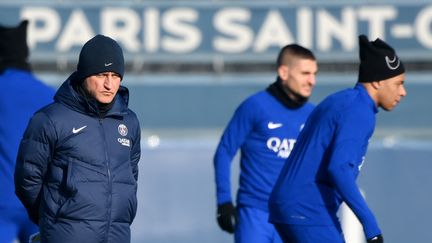 Christophe Galtier (gauche) et ses joueurs, dont Kylian Mbappé et Marco Verratti, à l'entraînement, à la veille du huitième de finale aller de Ligue des champions du PSG contre le Bayern Munich, le 13 février 2023. (FRANCK FIFE / AFP)