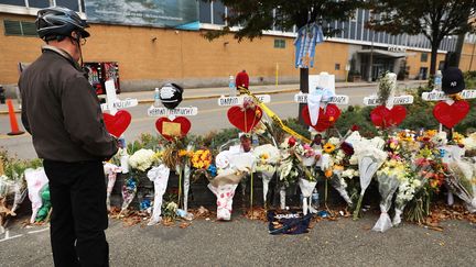 Un homme se recueille à l'endroit où Sayfullo Saipov a tué huit personnes, fin 2017. (SPENCER PLATT / GETTY IMAGES NORTH AMERICA / AFP)