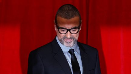 George Michael pose avant une conférence de presse, le 11 mai 2011, à Londres (Royaume-Uni). (STEFAN WERMUTH / REUTERS)