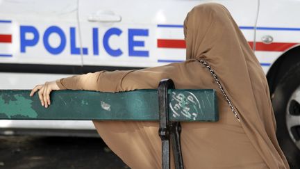 Une femme voil&eacute;e assise sur un banc &agrave; Lille (Nord), le 22 septembre 2012. ( PASCAL ROSSIGNOL / REUTERS)