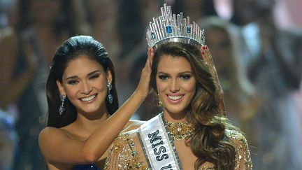 La Française&nbsp;Iris Mittenaere, lors de son sacre de Miss univers, le 30 janvier 2017 à Manille (Philippines).&nbsp; (TED ALJIBE / AFP)