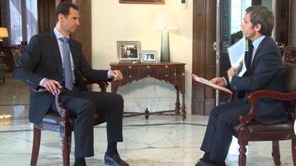 Bachar Al-Assad, le pr&eacute;sident syrien, et David Pujadas, &agrave; Damas (Syrie) le 19 avril 2015. ( CAPTURE ECRAN FRANCE 2)