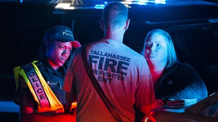 Des membres des secours d'urgence, devant la salle de yoga où un homme à ouvert le feu, le 2 novembre 2018, à Tallahassee (Floride, Etats-Unis). (MARK WALLHEISER / GETTY IMAGES NORTH AMERICA / AFP)