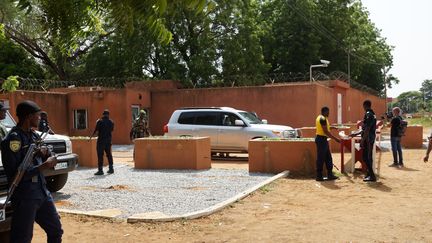 Des soldats contrôlent les véhicules entrant dans l’ambassade de France à Niamey, au Niger, le 31 août 2023. (BALIMA BOUREIMA / ANADOLU AGENCY)