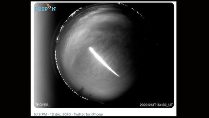 Capture d'écran&nbsp;tirée de la vidéo d'une&nbsp;caméras du réseau Fripon de la traversée du ciel français par un astéroïde le 13 décembre 2020. (CAPTURE D'ECRAN TWITTER / VIGIE CIEL TROYES)