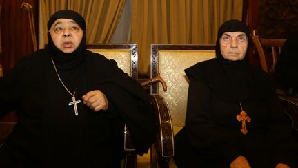 Deux des religieuses lors de leur lib&eacute;ration, lundi 10 mars 2014 &agrave;&nbsp;Jdaidet Yabous (Syrie). (LOUAI BESHARA / AFP)