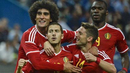 Les joueurs belges se congratulent lors de leur victoire 4-1 contre la France, au Stade de France (Saint-Denis), le 7 juin 2015.&nbsp; (DIRK WAEM / BELGA MAG)