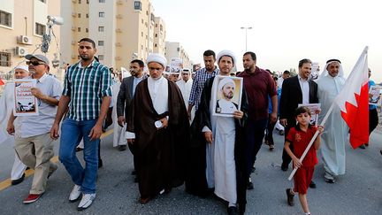 Partisans et leaders religieux chiites protestent contre l’expulsion de Hussein Najati, un leader chiite représentant le grand ayatollah Ali Sistani. Ce religieux fait partie d'un groupe de 31 personnes déchues de la nationalité bahreïnie en novembre 2012 pour atteinte à la sécurité nationale.
 

  (REUTERS/Hamad I Mohammed)