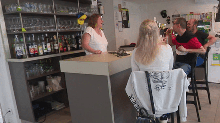 Petits commerces : quand des mairies rachètent les cafés locaux (France 2)